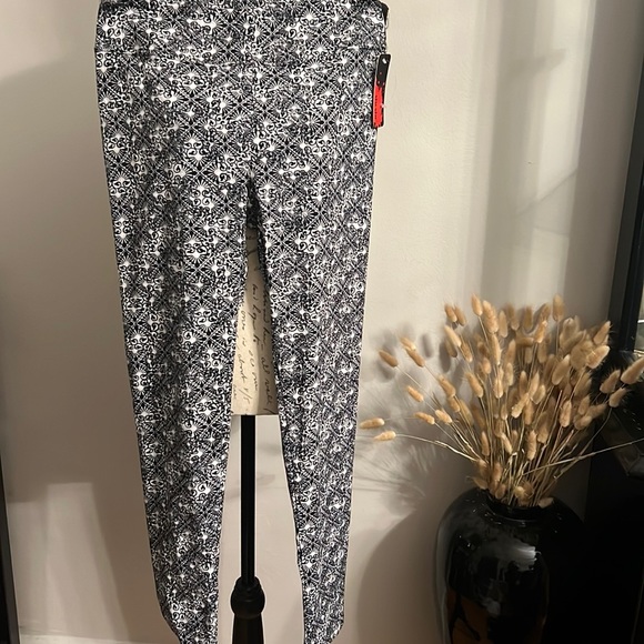 Beautiful black and white print yoga leggings SZ L  NWT - Picture 1 of 4